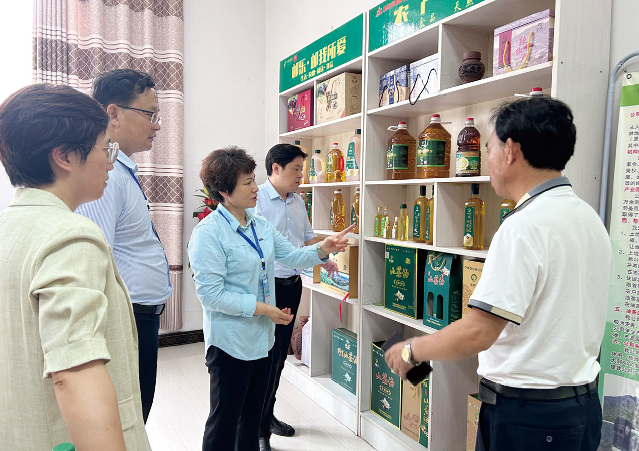 赴国富油茶加工厂调研油茶产品和品牌建设向成林_摄.jpg