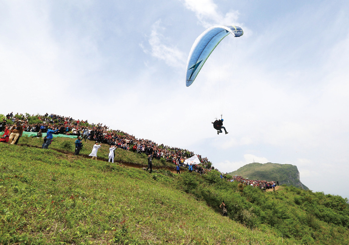 龙山县八面山景区举办全国滑翔伞公开赛1(曾祥辉摄).jpg