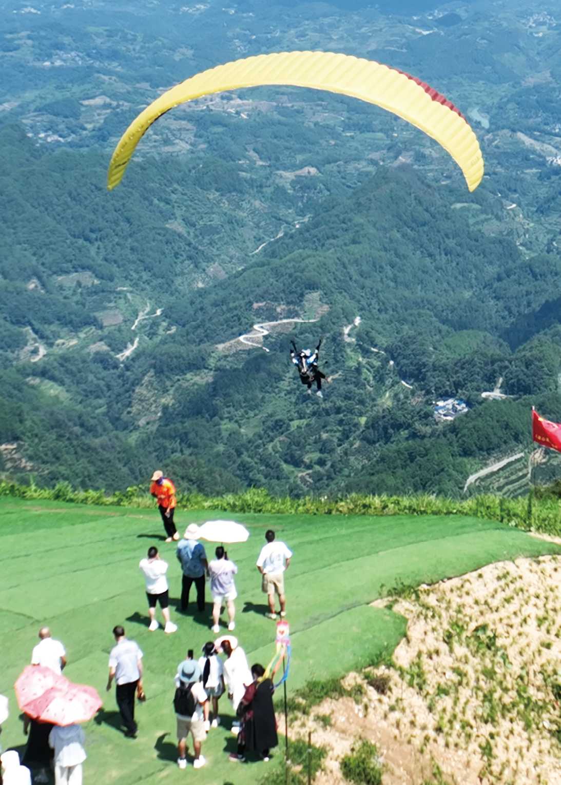 游客在龙山县八面山景区体验滑翔伞运动(王晓东摄).png