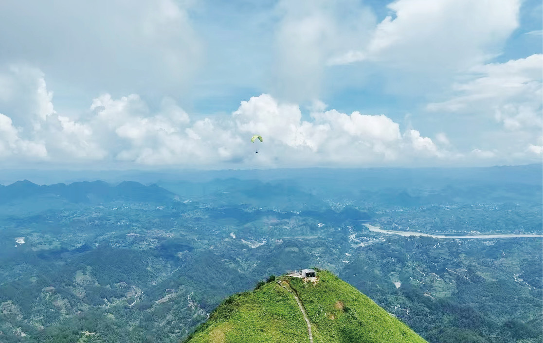 游客在龙山县八面山景区体验滑翔伞运动(周金标摄).jpg