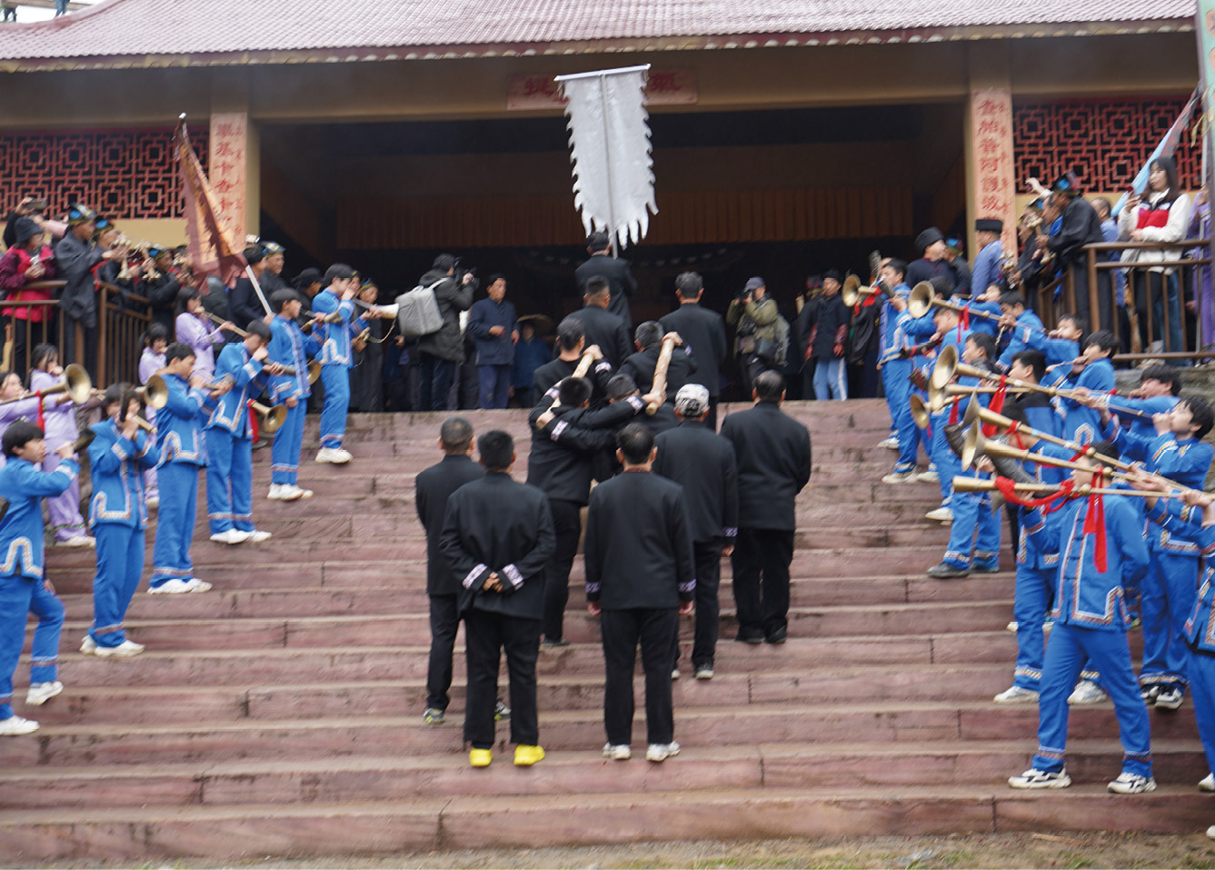 各村代表拜祭先祖牌位 张琪铭.jpg