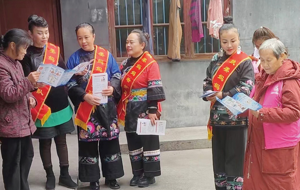 妇联执委妈妈看护队入户开展普法宣传.jpg
