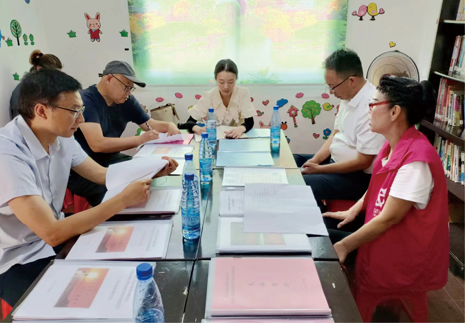调研组在花垣县登高楼社区居家养老服务中心与社区工作者开展社区居家养老服务工作交流座谈.jpg