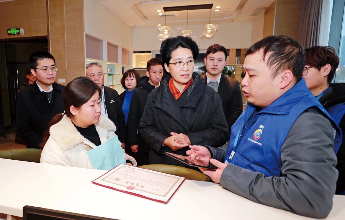 陈华到吉首市调研督导第五次全国经济普查现场登记工作(张奇华).jpg